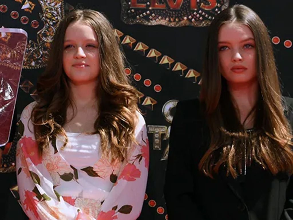Finley Lockwood and her twin sister Harper at a press event. 